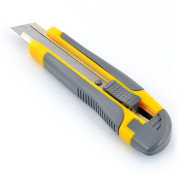 Knife with 18mm breakaway blade
