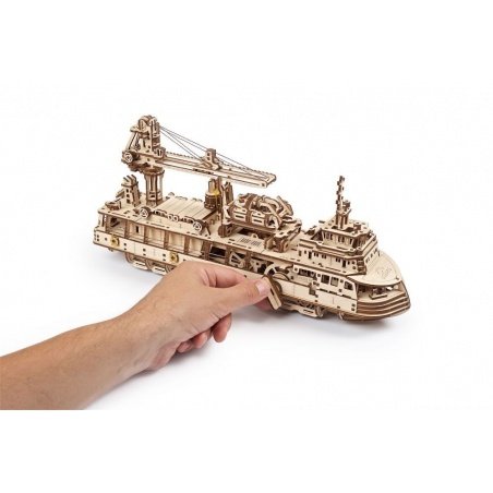 Research vessel - mechanical model for assembly - veneer - 575